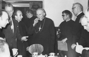 Kardinál Wojtyła během sympozia v Ołtarzewie 2.jpg